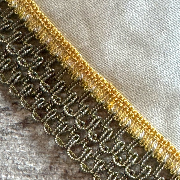 Vintage floral embroidered cream round tablecloth gold accent fringed 71.5” - Picture 4 of 9